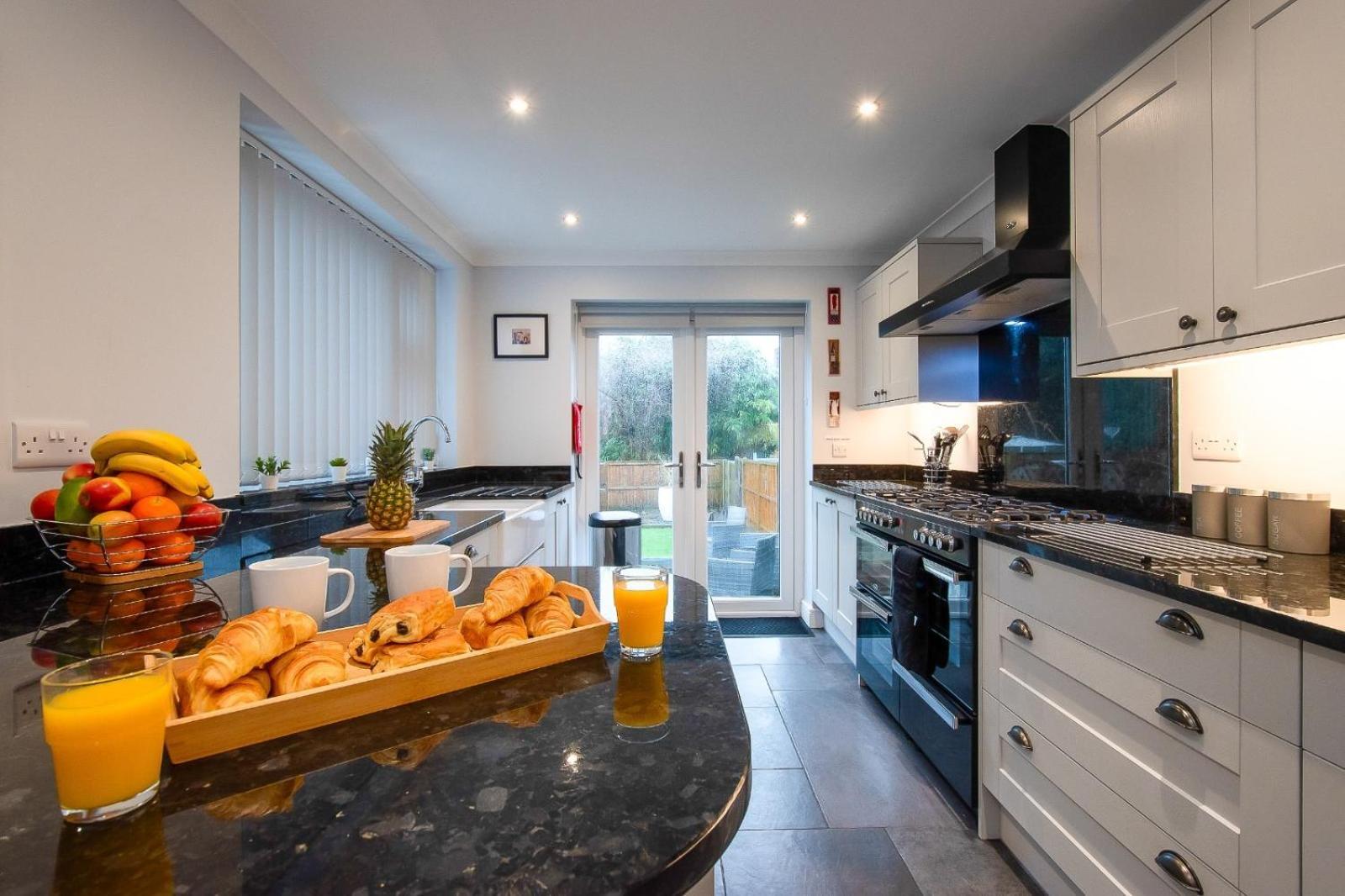 Casa One Hundred - A Beautiful 4 Bed House On The Front