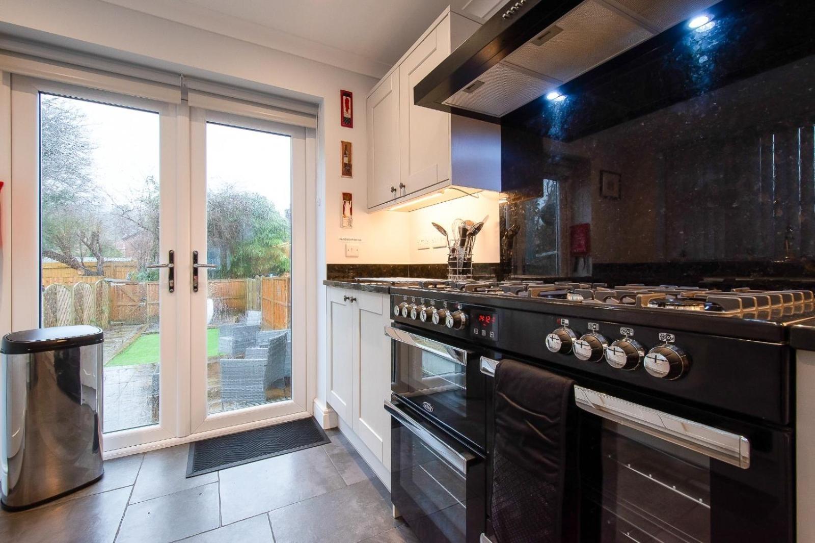 Casa One Hundred - A Beautiful 4 Bed House On The Front Swansea