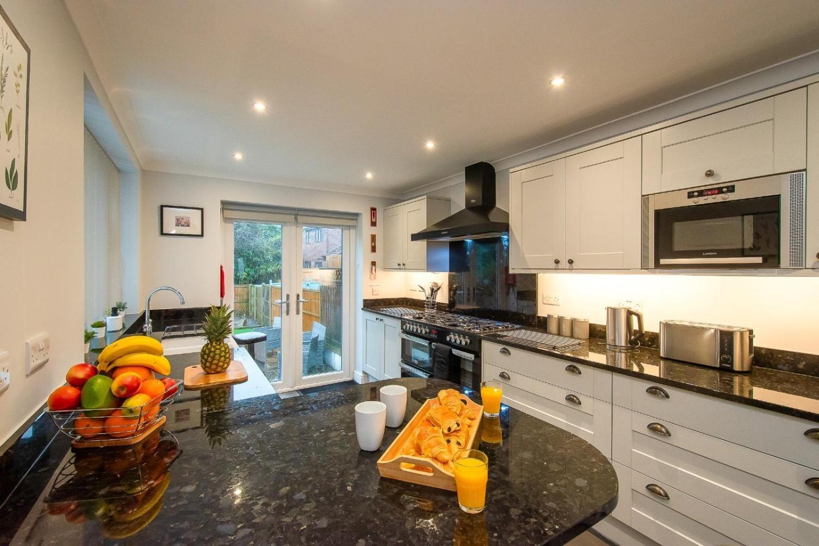 Casa One Hundred - A Beautiful 4 Bed House On The Front Swansea