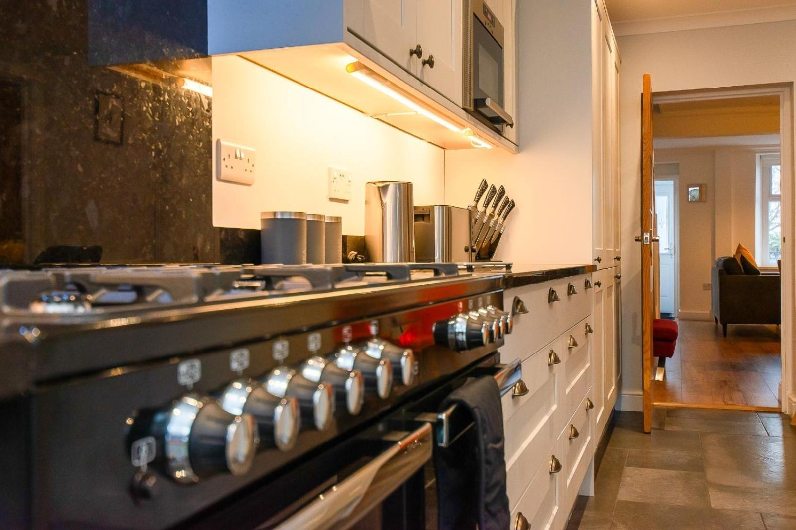 Casa One Hundred - A Beautiful 4 Bed House On The Front Swansea